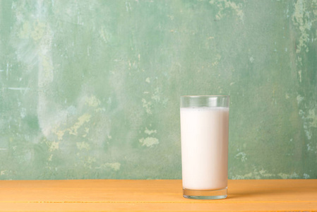 一杯牛奶在桌子上