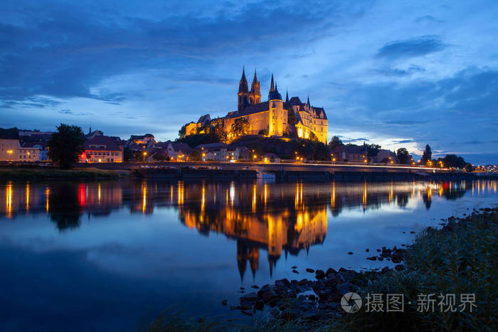 Albrechtsburg 和迈森城市天际线在河 Elbe 在晚上萨克森德国