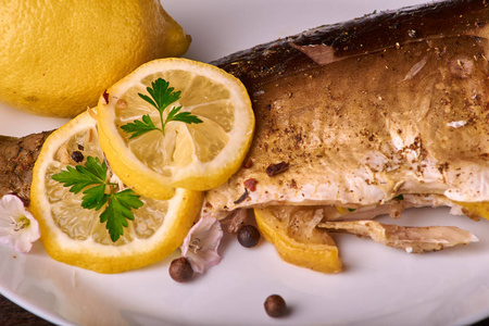 烤鱼与香草和柠檬在木质背景, 顶部视图。地中海豪华海鲜概念