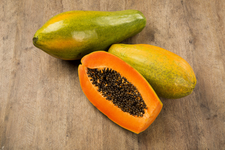 在巴西新鲜多汁的热带木瓜可切开的水果与种子照片