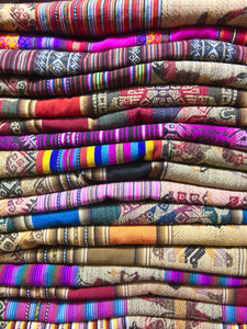 在市场上，拉巴斯，玻利维亚的安第斯毛毯