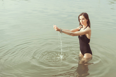 在水中穿着泳衣的美女画像照片