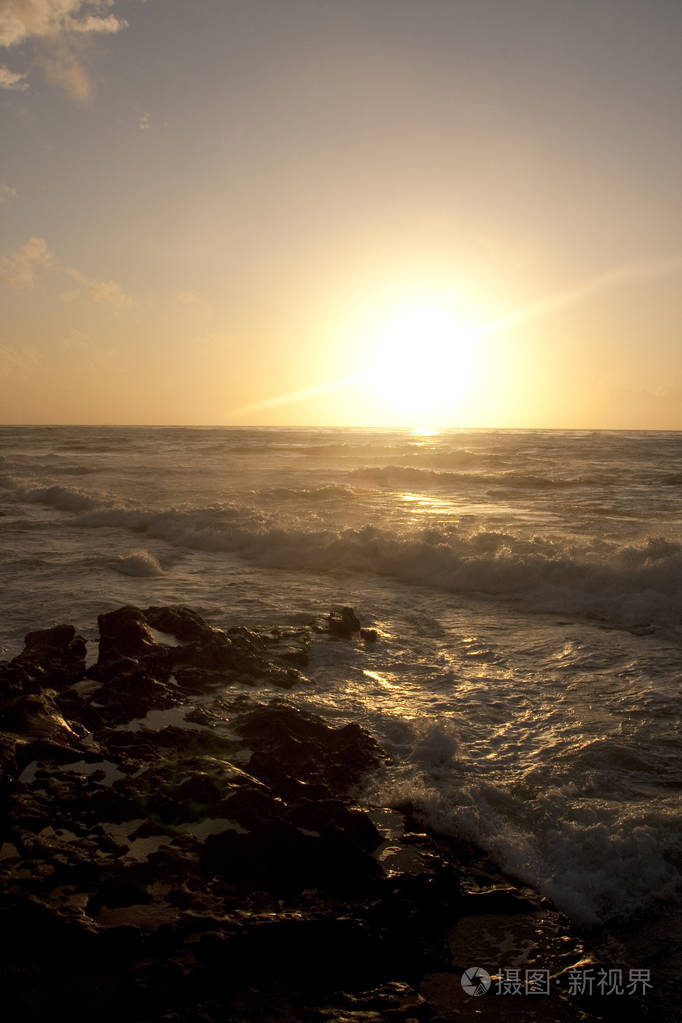 夕阳下宁静的太平洋海岸线