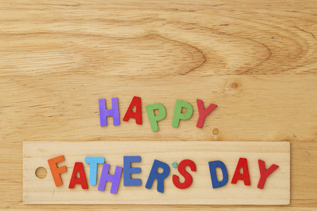 快乐的父亲节木制字母与工具在一个质朴的木材背景