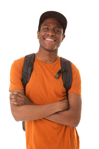 年轻的非洲裔美国人的肖像微笑着帽子和背包反对孤立的白色背景