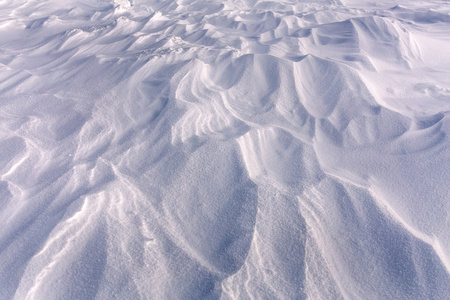 雪飘在阳光下的纹理图片