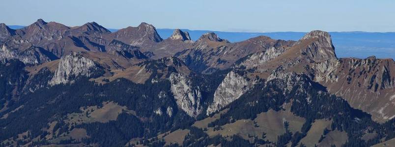 Stockhorn 和其他山，从山 Niesen