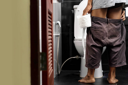 男子上厕所图片