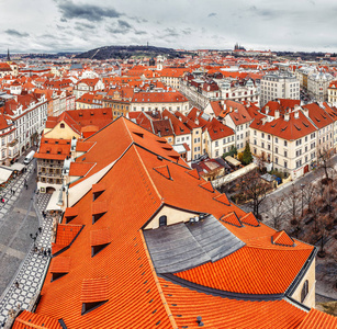 红色的屋顶的捷克首都布拉格市的天际线的顶视图全景图
