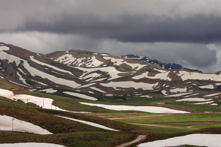 坐落在山坡上融化的雪