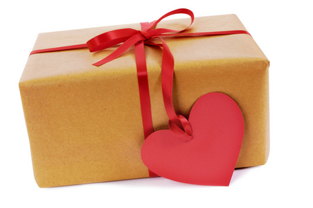 情人节礼物，棕色纸包裹与红色的心形状的礼物标签