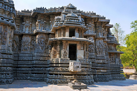 门面和华丽的墙板浮雕西侧, Hoysaleshwara 寺, Halebidu, 卡纳塔, 印度。从西边看