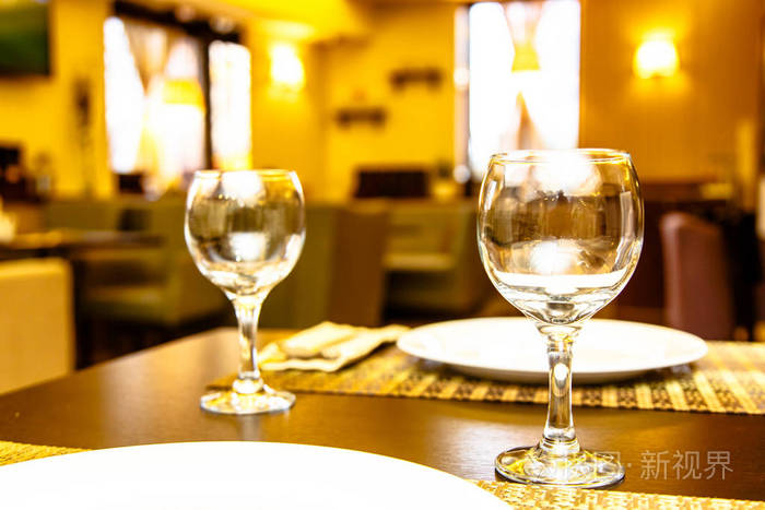 空杯子站在餐厅的桌子上