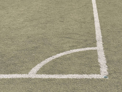 玩场角, 绿草质地的足球或足球场。标记为白色角线背景
