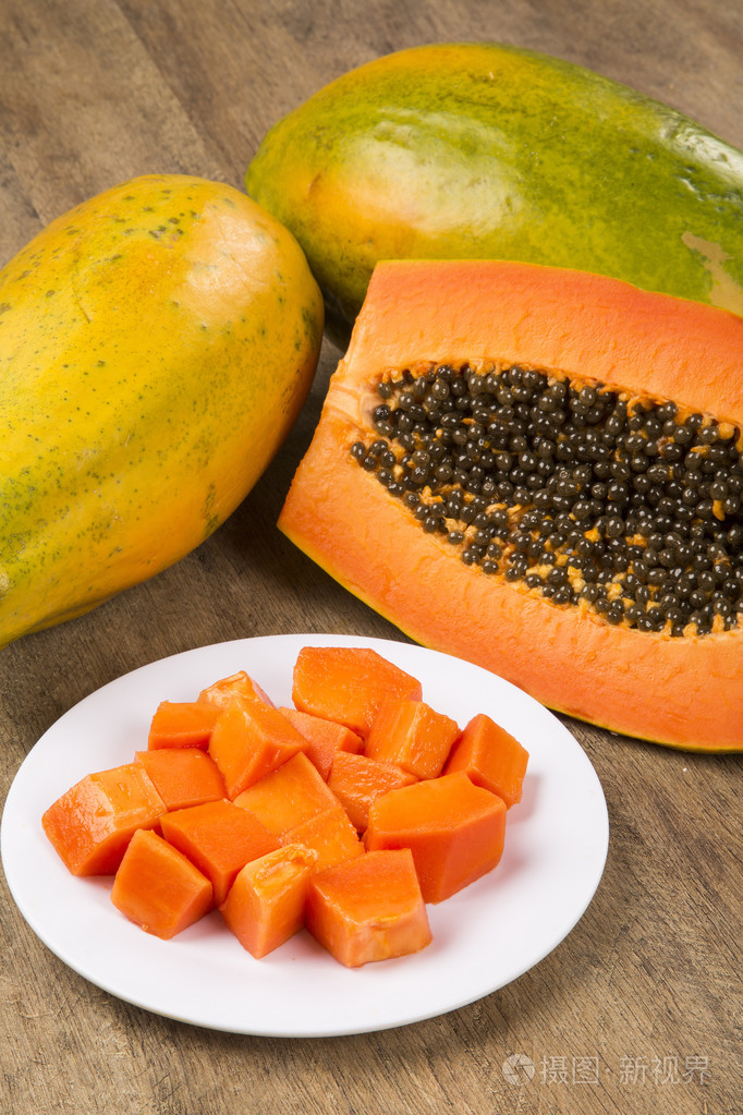 在巴西新鲜多汁的热带木瓜可切开的水果与种子