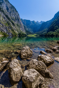 美丽的高山湖泊的景色