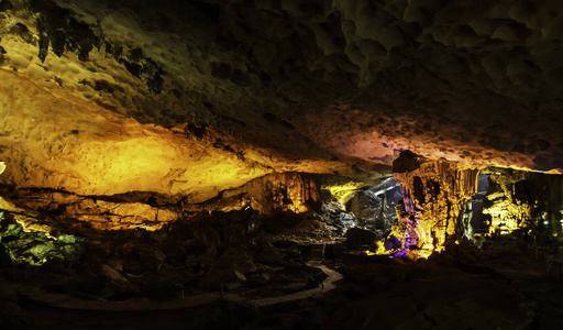 美丽的景色的宋索洞穴或惊喜石窟在博鸿岛是位于联合国教科文组织世界遗产区中心的哈龙湾最好和最宽的石窟之一。