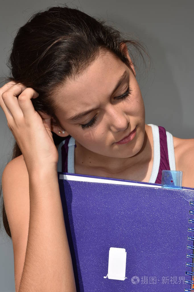 迷茫的逗人喜爱的女孩学生