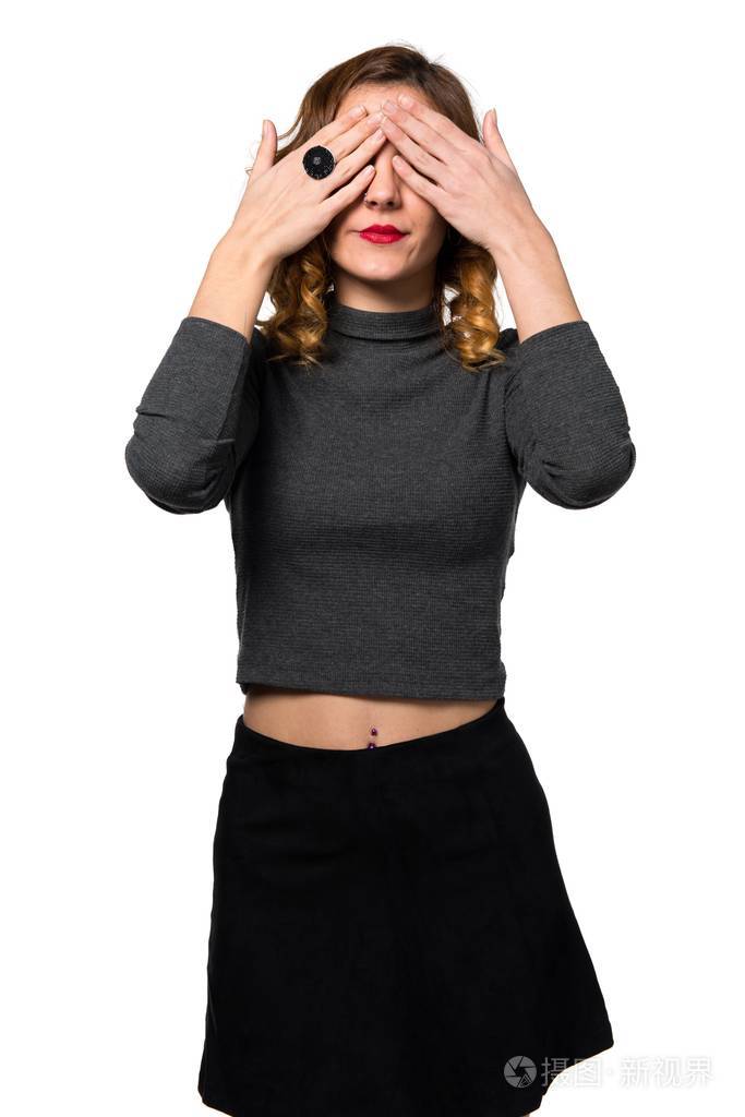 年轻漂亮的女孩遮住她的眼睛