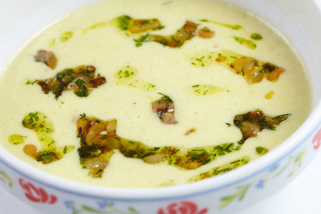 奶油汤在白色碗, 特写