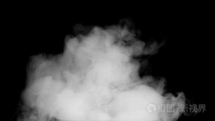 在黑色背景上的白色水蒸气