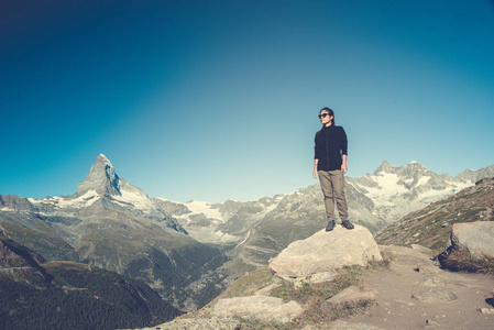 洛文兹麦特洪在瑞士策尔马特美丽的风景徒步旅行者