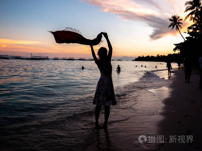 摄图新视界 照片 人物 菲律宾海滩上手持围巾的妇女.jpg