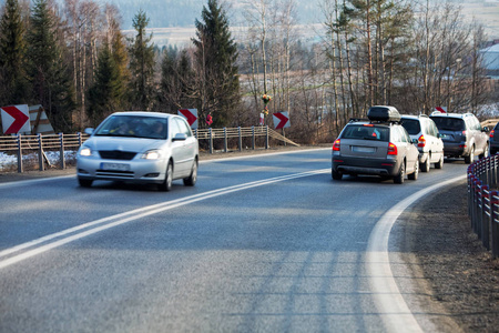汽车行驶在蜿蜒的道路上图片