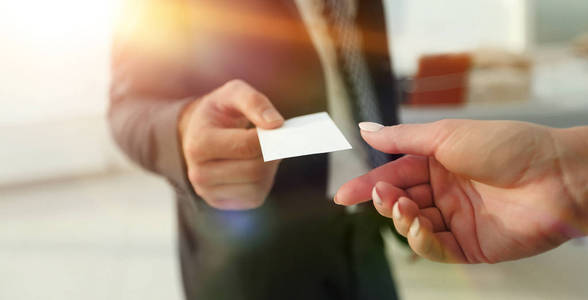 交换名片的两个商人的特写镜头照片