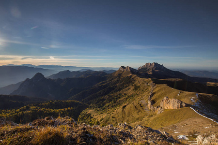 金色的秋天，在高加索和 Adygea 中的自然公园大撒奇山的山坡上