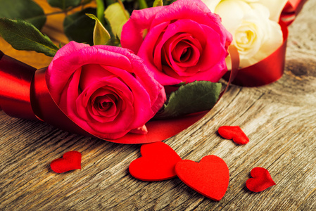 心和粉色的玫瑰，情人节