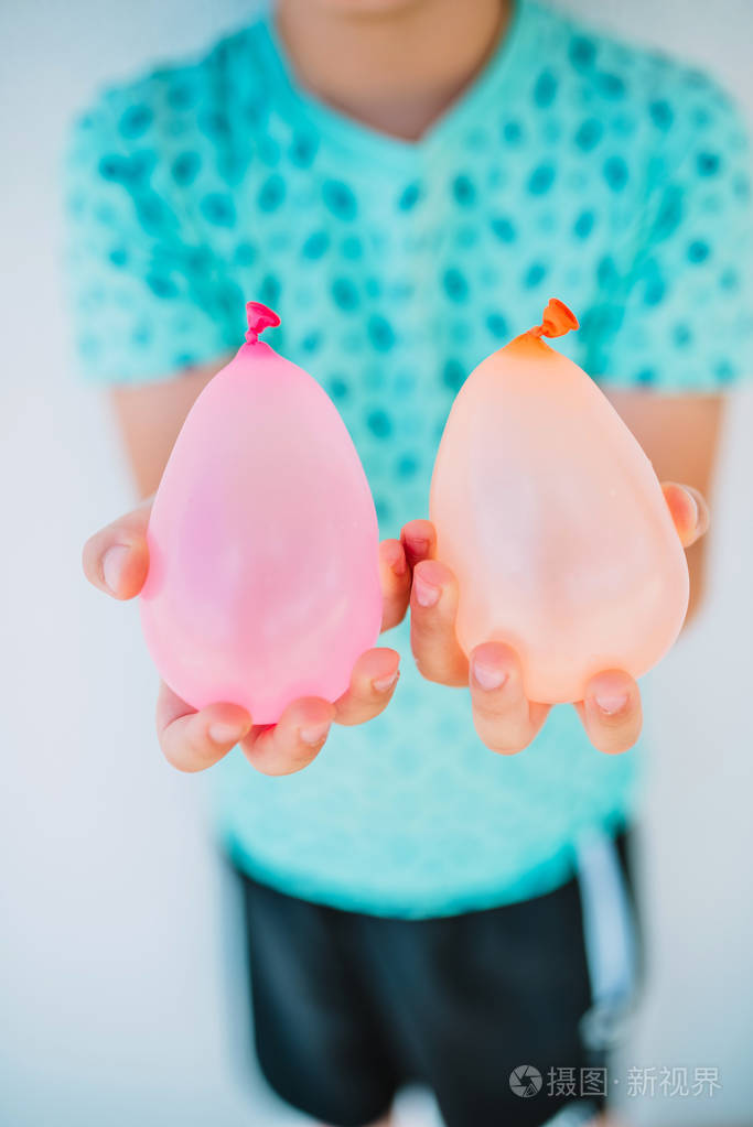 在手中的水气球