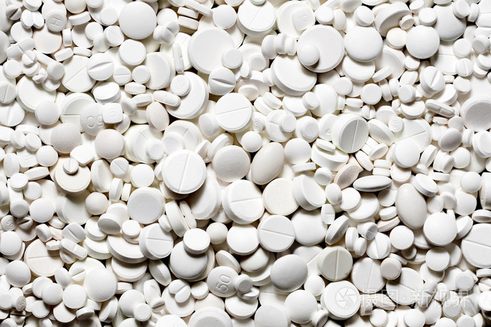大量的白色药片