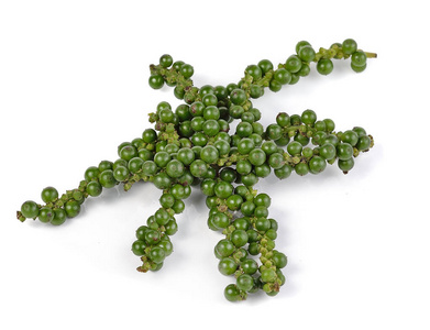 在白色背景下分离的胡椒种子照片