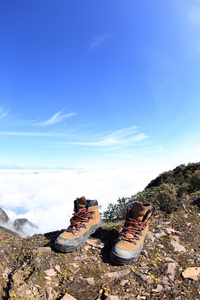 山峰上的登山靴