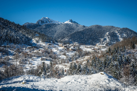 风景名胜景观湖塑料在白雪覆盖的山脉