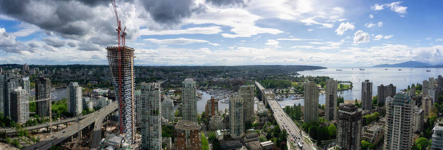 空中全景的美丽的现代城市景观在多云的早晨。在加拿大不列颠哥伦比亚省温哥华市中心拍摄