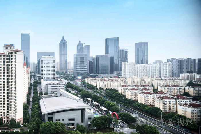 俯瞰视角在蓝蓝的天空下的现代化城市的摩天大楼