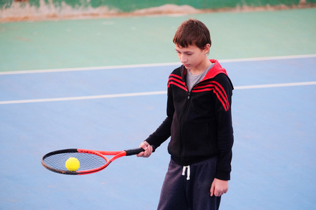 网球运动员在球场上打网球