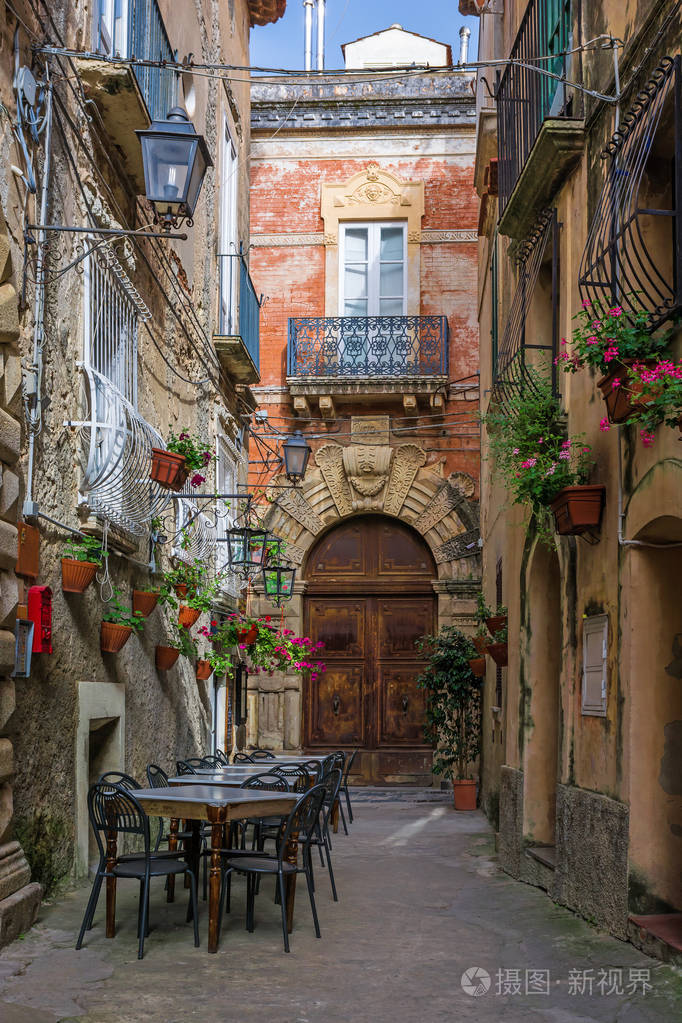 咖啡厅在桌子和椅子外的舒适街头在意大利波西塔诺镇