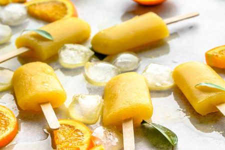 橙色冰棒与新鲜的桔子和冰, 夏天清爽的概念