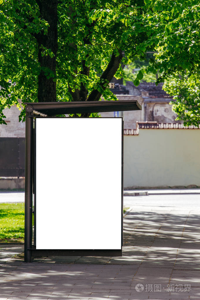 城市街道公交车站垂直空白白色广告牌