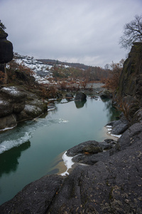 与绿色水域 雪和冰附近在希腊米特奥拉河