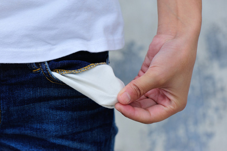 空口袋里的男人照片