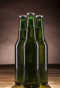 玻璃瓶啤酒上棕色背景