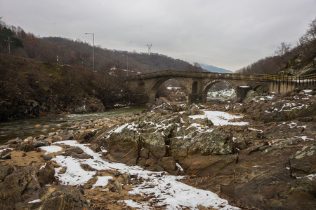 大桥横跨河与绿色的海水，雪和冰附近克桑西