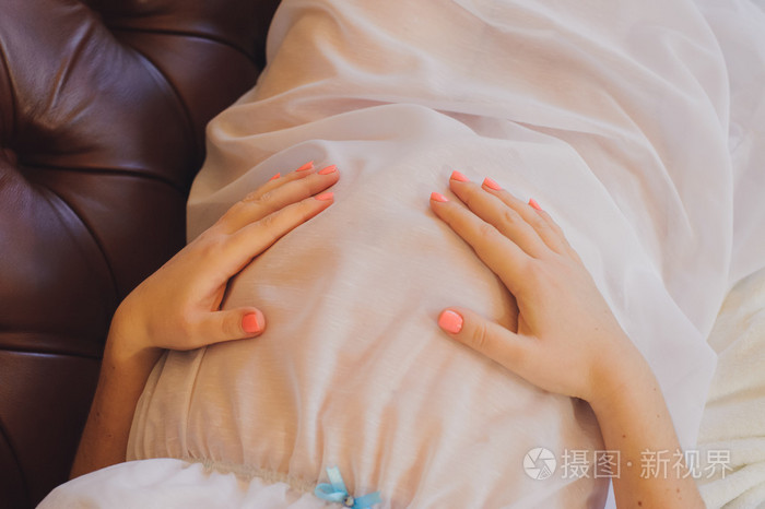 怀孕的女人摸她的肚子