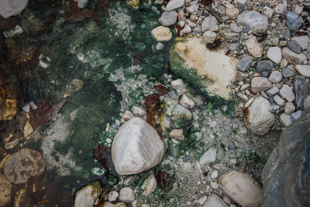 北与彩色的石头和卢特拉蒂姆温泉河