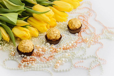 黄色的郁金香和礼物目前在工艺妇女日的概念。侧视图
