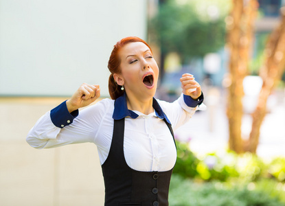 宣传和体制材料的理想选择一个快乐的女孩,张大嘴巴,双手捧着手掌